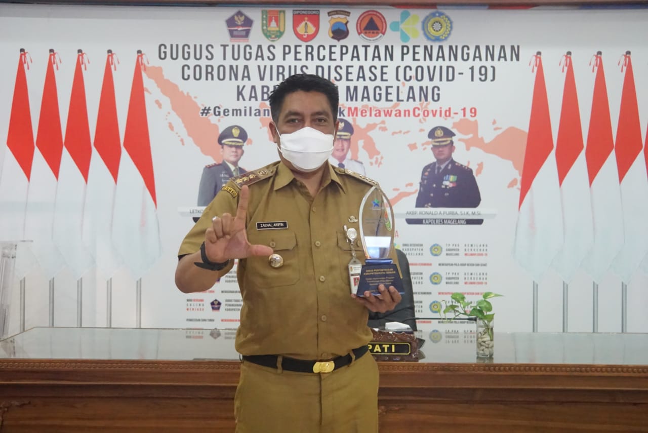 Bupati Magelang saat terima penghargaan perpusatakaan terbaik (15/12/2020)-(Foto: istimewa)
