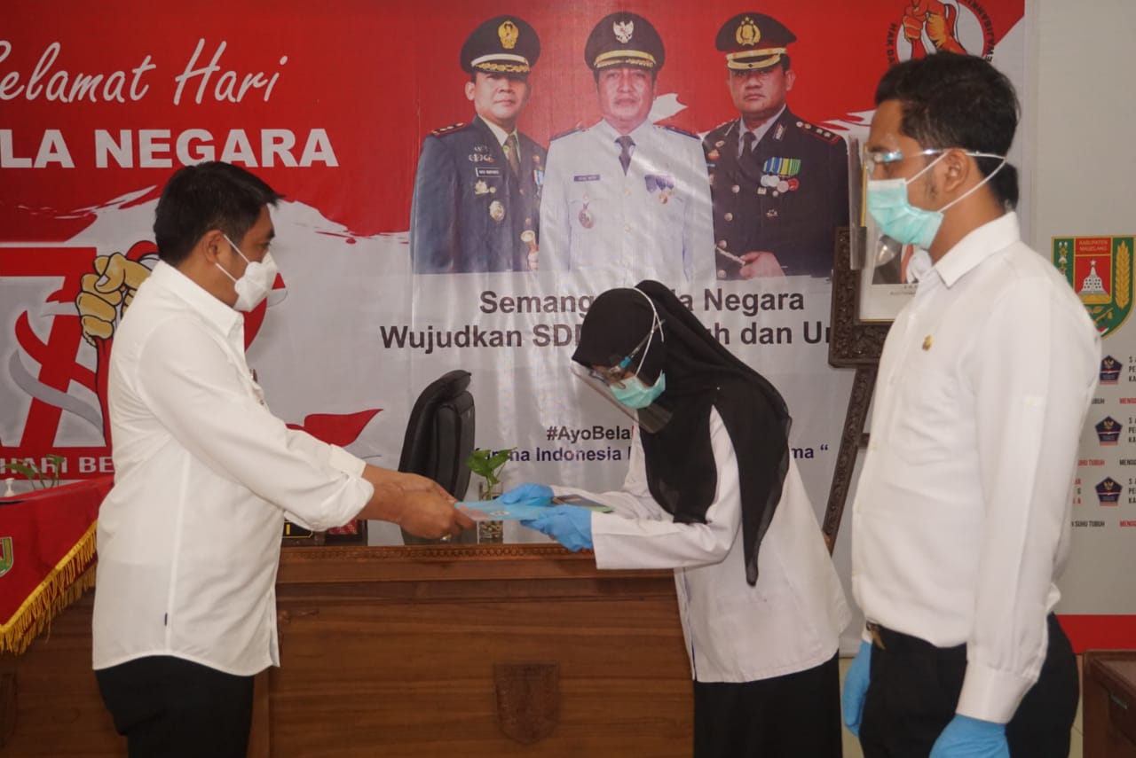 Bupati Magelang serahkan SK pengangkatan CPNS Kabupaten Magelang Tahun 2019 secara simbolis (30/12/2020)-(Foto: istimewa)