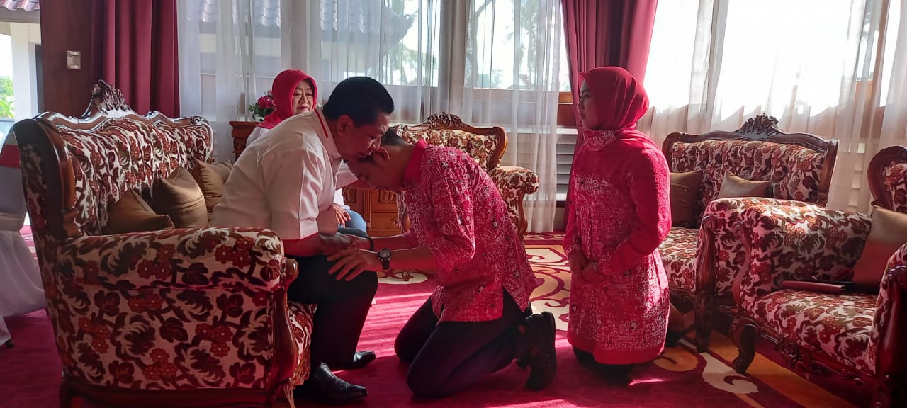 Cawakot Magelang Aji Setyawan saat meminta restu orang tuanya (9/12/2020)-(Foto: mta)