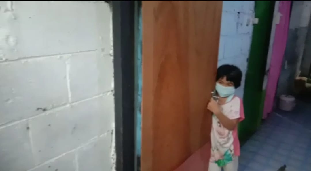 Gadis kecil di rumah kontrakan sendiri