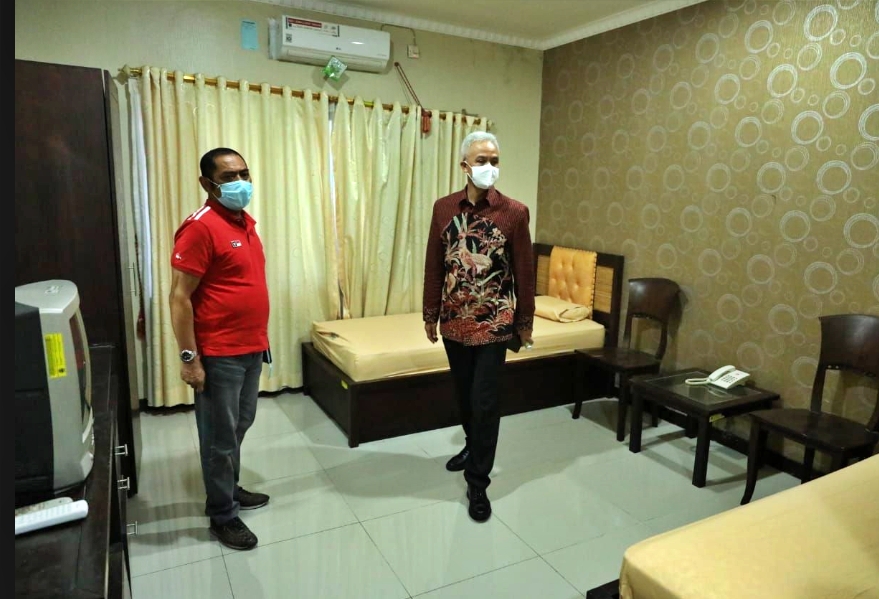 Ganjar Pranowo bersama Wali Kota Solo saat cek Asrama Haji Donohudan (5/12/2020)