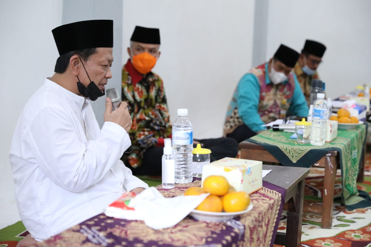 Ganjar Pranowo saat menghadiri diskusi para romo pengasuh ponpes dan cendikiawan
