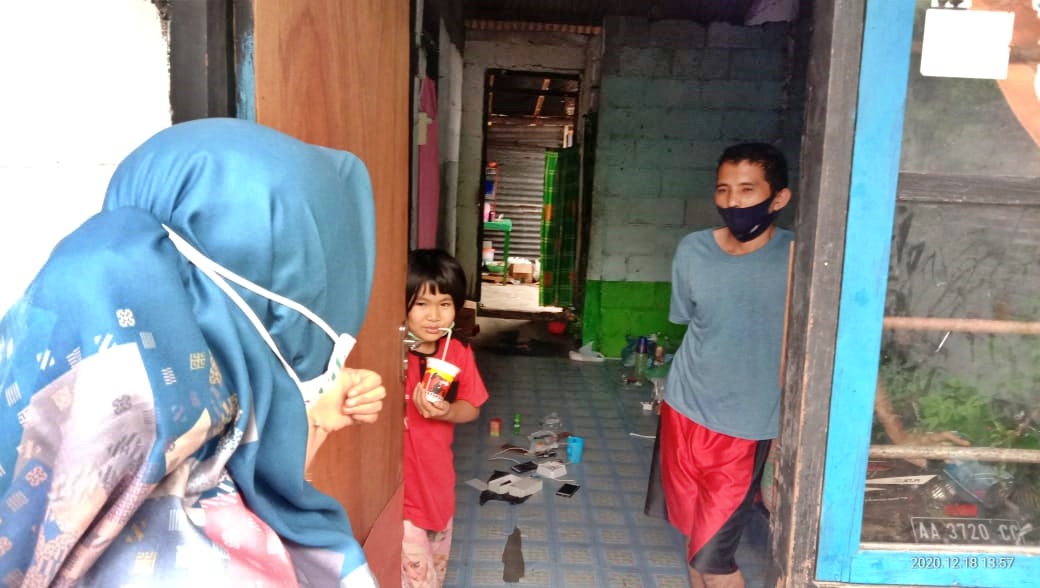 Irene bersama Pamannya, Amonio, melaksanakan isolasi mandiri dirumah. Sebelumnya Irene isolasi dirumah sendirian dua malam, karena Paman dan Neneknya isolasi di rumah sakit.