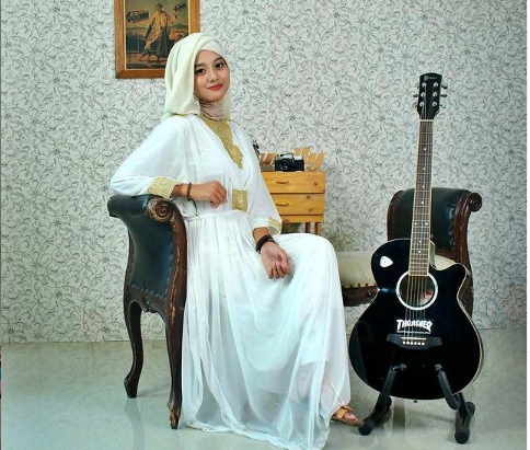Irta Amalia Gitaris Hijab Cantik asal magelang (Foto @irtatata )
