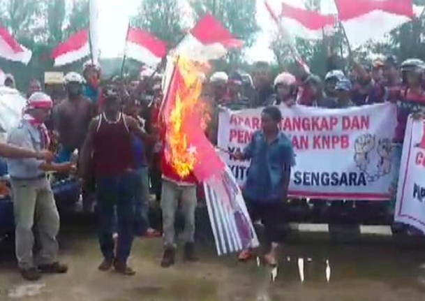 NASIONALISME: Warga Wamena membakar bendera Bintang Kejora sebagai aksi menolak referendum, Minggu (29/11). (Gambar: internet)
