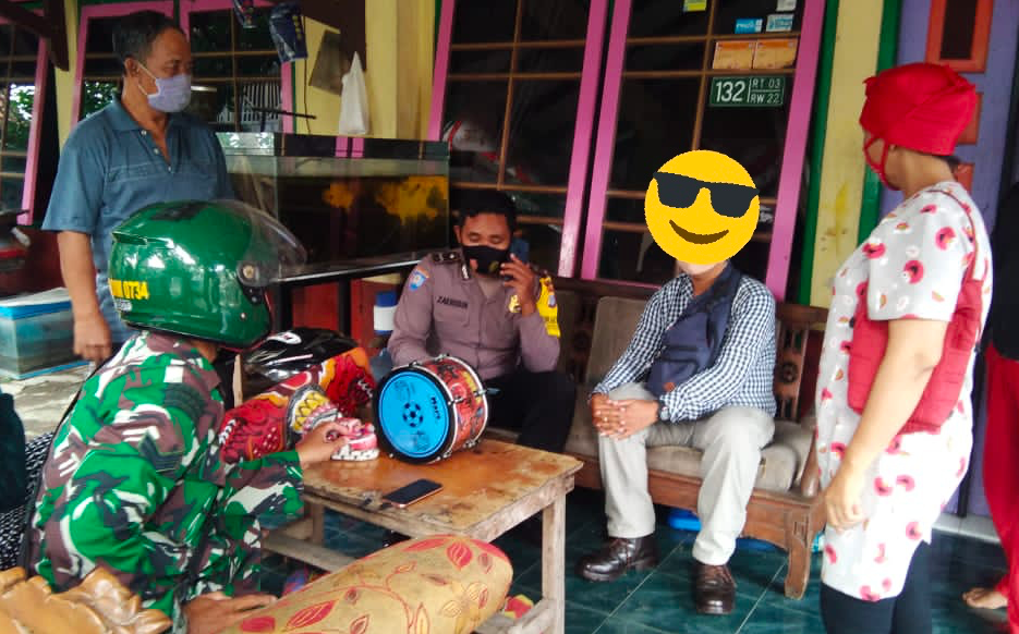 KAPOK: Pelaku yang mencuri 2 celana dalam milik wanita diamankan warga. (foto: istimewa)