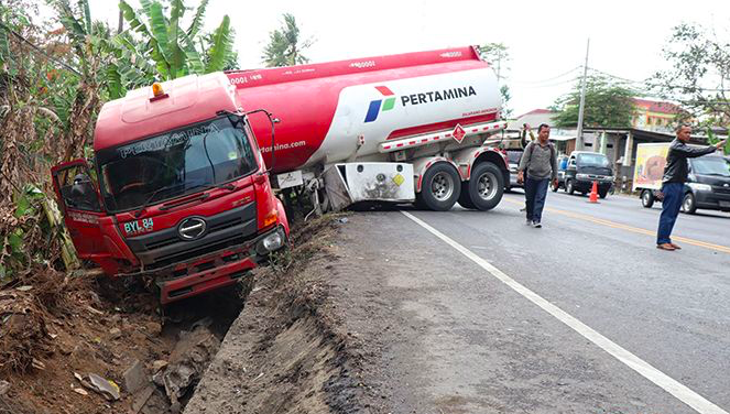 SELIP: Truk Pertamina mengangkut BBM mengalami kecelakaan tunggal. (gambar: ilustrasi)