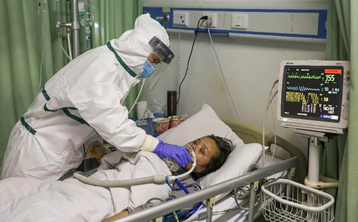 KRITIS: Seorang pasien positif covid-19 dalam perawatan tim medis. (foto: ilustrasi)