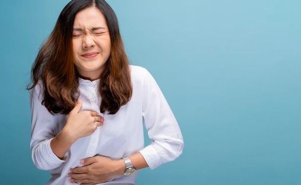 SAKIT: Nyeri dada menjadi salah satu efek usai sembuh covi-19. (gambar: internet)