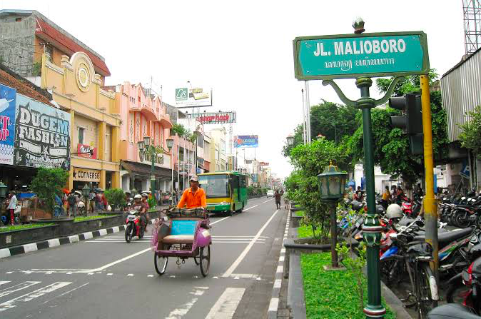 RAMAI: Suasana kawasan Malioboro di Jogjakarta dengan lalu Lalang kendaraan. (foto: internet)