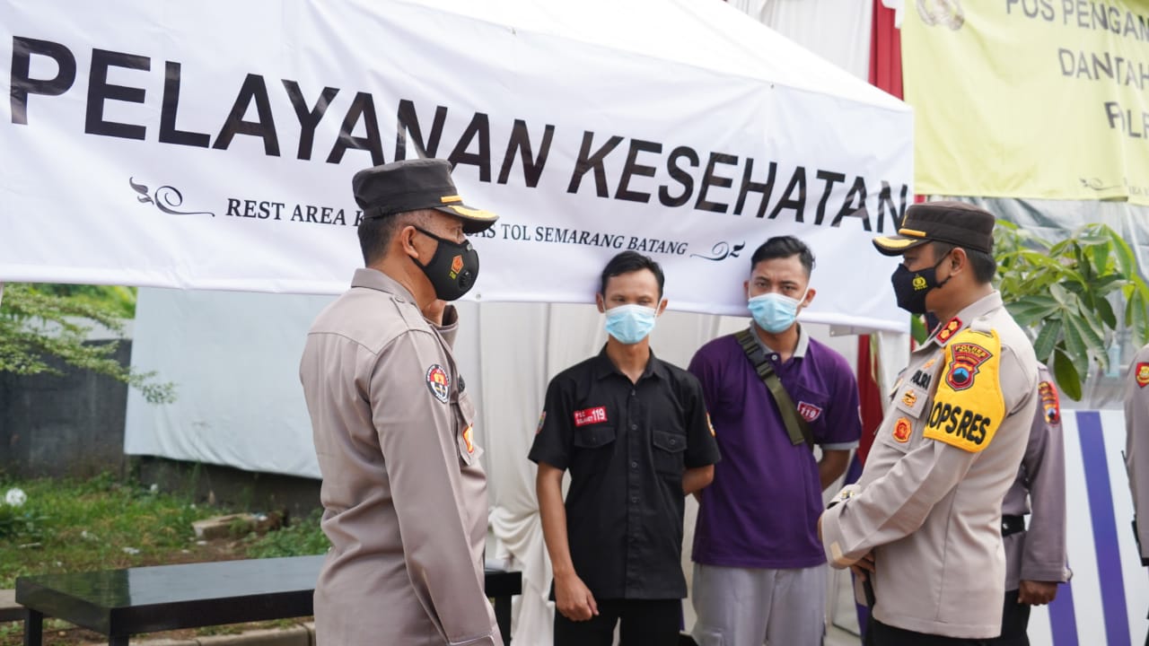 Kabid Humas Polda Jateng saat meninjau protokol kesehatan di Pos PAM Nataru Kendal
