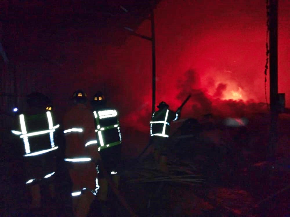 Kebakaran di pabrik kayu di wilayah grabag magelang (25/12/2020)-(Foto: Damkar Kabupaten Magelang)