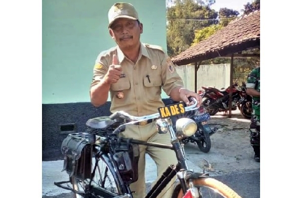 Kades ini gadaikan sepatu untuk jaminan karena lupa bawa dompet di warung bakmi
