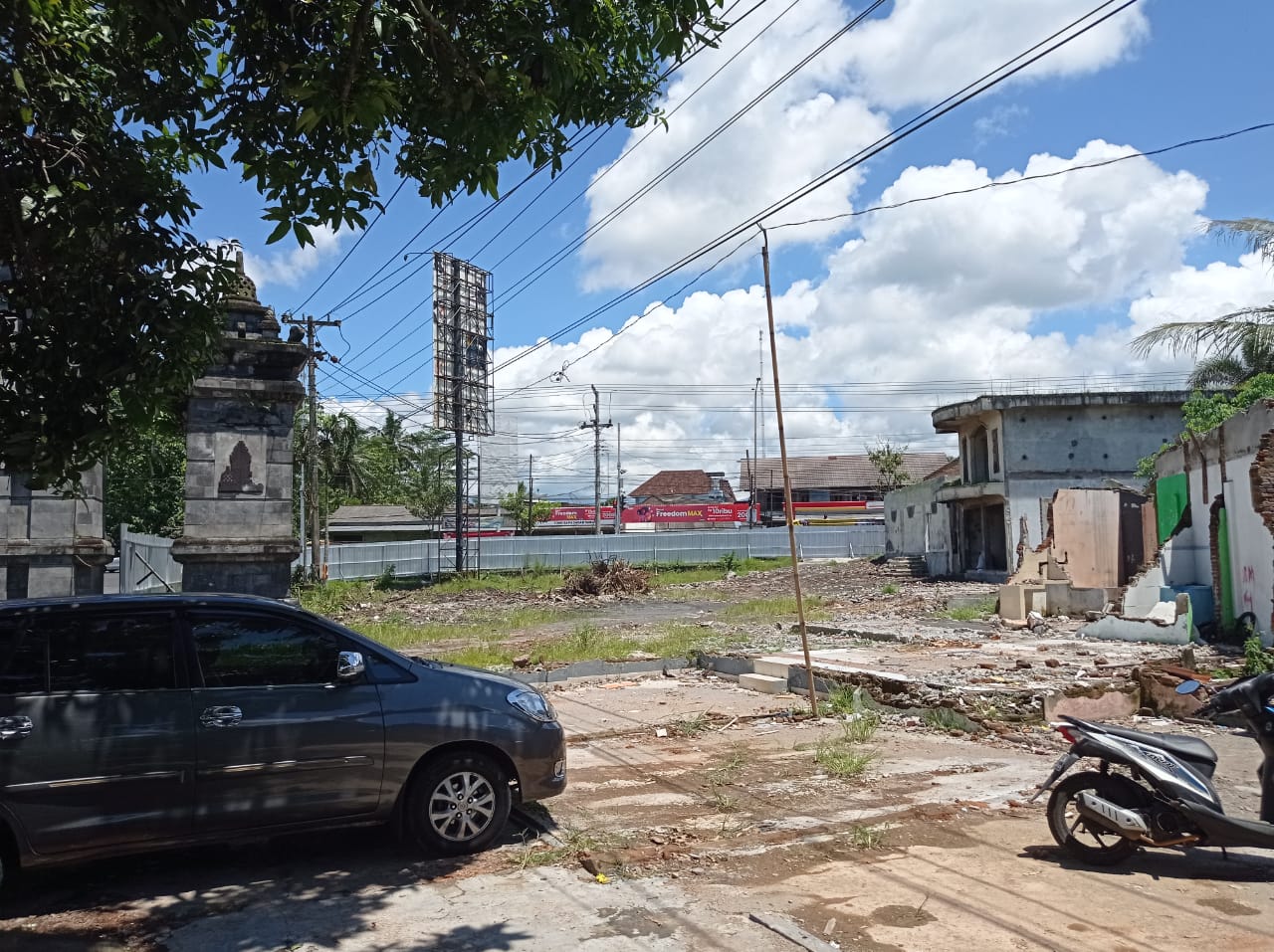 Kios di Palbapang dibongkar untuk pembangunan gerbang singa KSPN (27/12/2020)-(Foto: bsn)