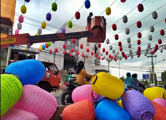 Lampion warna-warna hiasi kawasan alun alun kota magelang (Foto: Gatra)