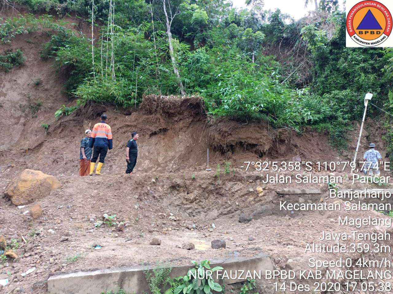 Longsor Salaman tutup akses jalan (14/12/2020)-(Foto: Dok BPBD Kabupaten Magelang)