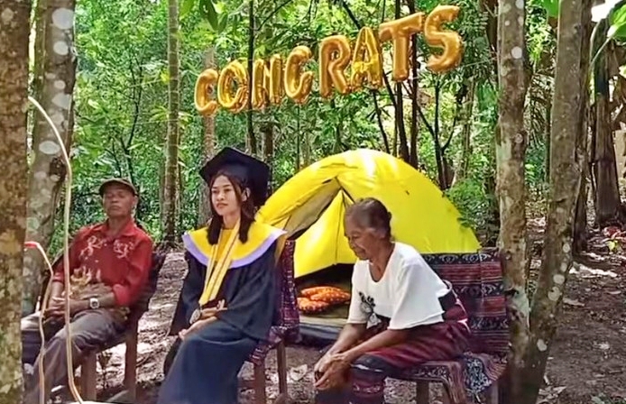 Mahasiswa wisuda kuliah dalam hutan
