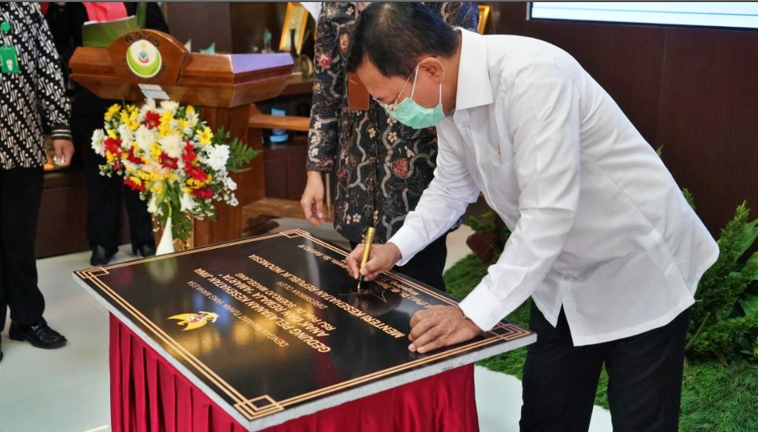 Menteri Kesehatan menanda tangani prasasti saat resmikan gedung pelayanan kesehatan di Magelang (11/12/2020)-(Foto: Istimewa)