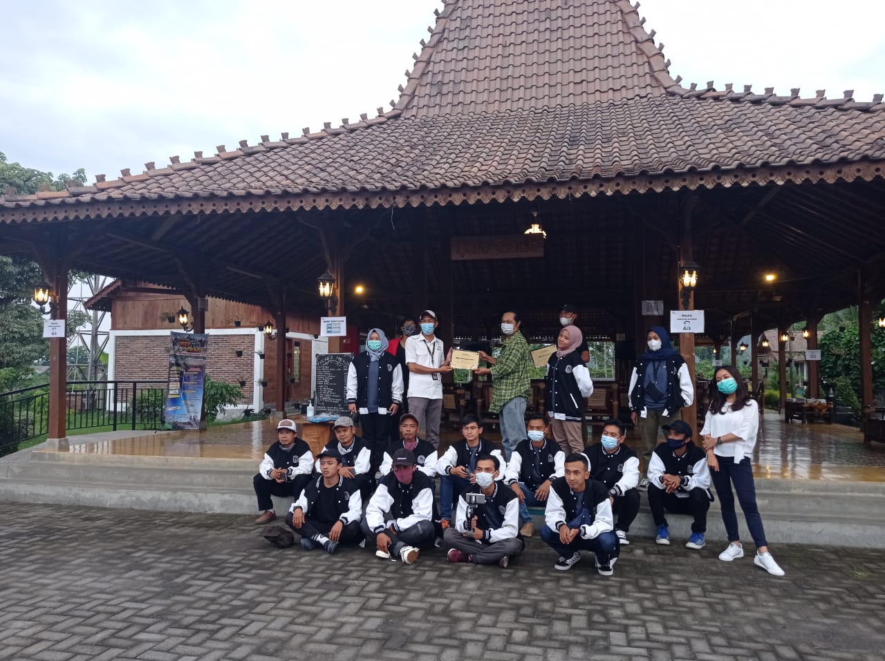 Pemberian piagam kepada peserta pelatihan dan pendampingan oleh perwakilan BOB (7/12/2020)-(Foto: bsn)