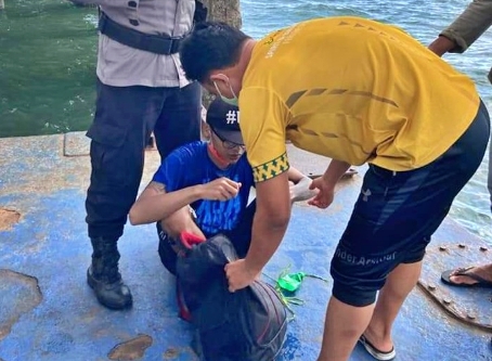 Pemuda ini nekat hendak sebrangi laut jawa menggunakan galon