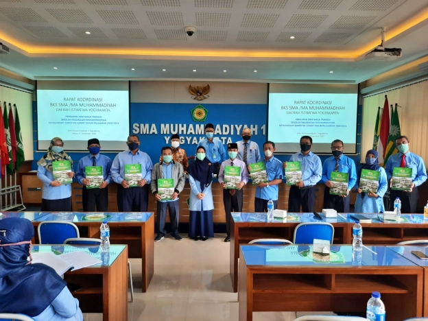 Penyerahan bantuan pendidikan oleh SMA Muhammadiyah 1 Yogyakarta (15/12/2020)