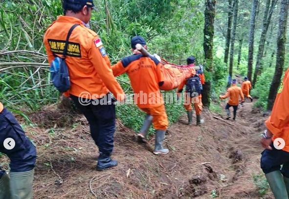 SAR Purbalingga saat evakuasi pendaki gunung slamet yang ditemukan meninggal dunia (Foto: IG SAR Purbalinga)