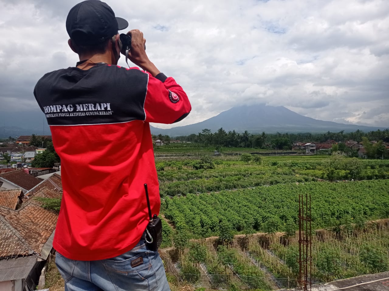 Salah satu anggota Komunitas Relawan Kompag Merapi saat memantau visual Gunung Merapi dari atas menara pemantauan (8/12/2020)-(Foto: bsn)