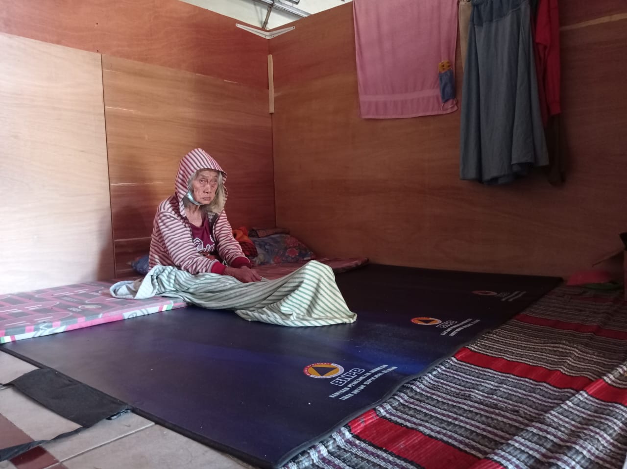 Salah satu nenek berada di pengungsian merapi magelang (Foto: bsn)