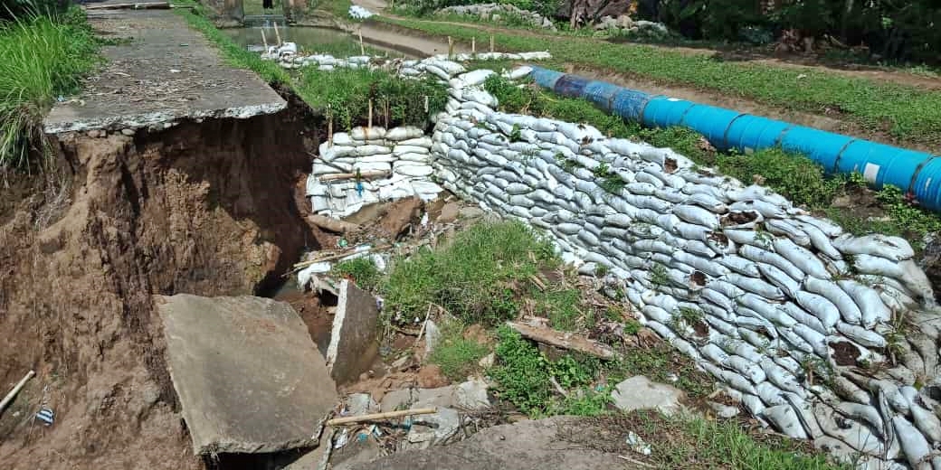 Saluran irigasi dan akses jalan di Borobudur terputus (21/12/2020)-(Foto: Istimewa)