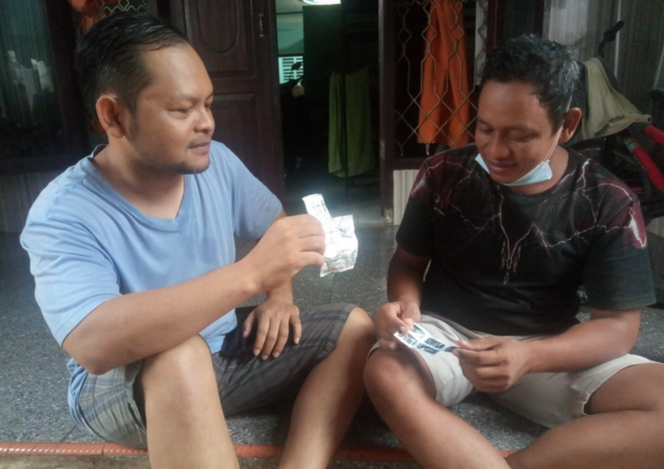 KASIHAN: Pasien covid-19 menunjukkan obat dari oknum petugas puskesmas. (foto: istimewa)