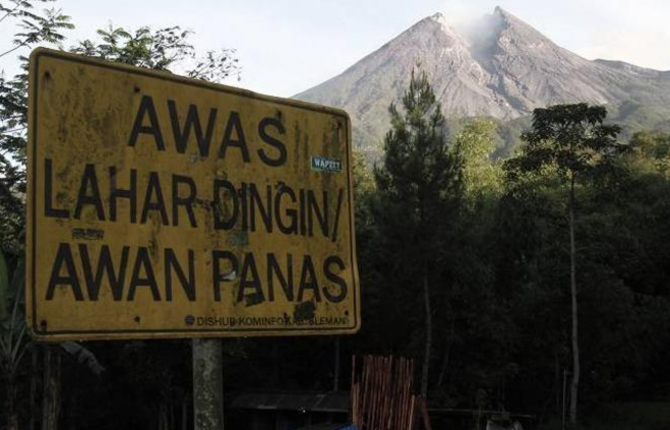 SIAGA: Gunung Merapi Kembali menggugurkan material di puncak, Selasa (8/12). (foto: internet)