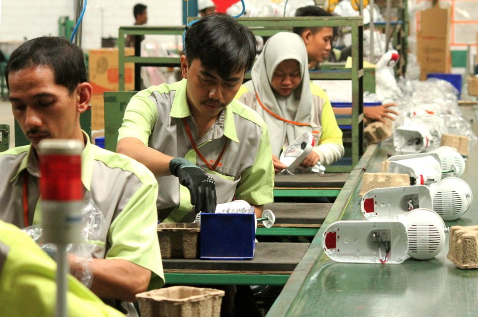 SIBUK: Buruh pabrik mengerjakan produksi peralatan elektronikrumah tangga. (foto: internet)