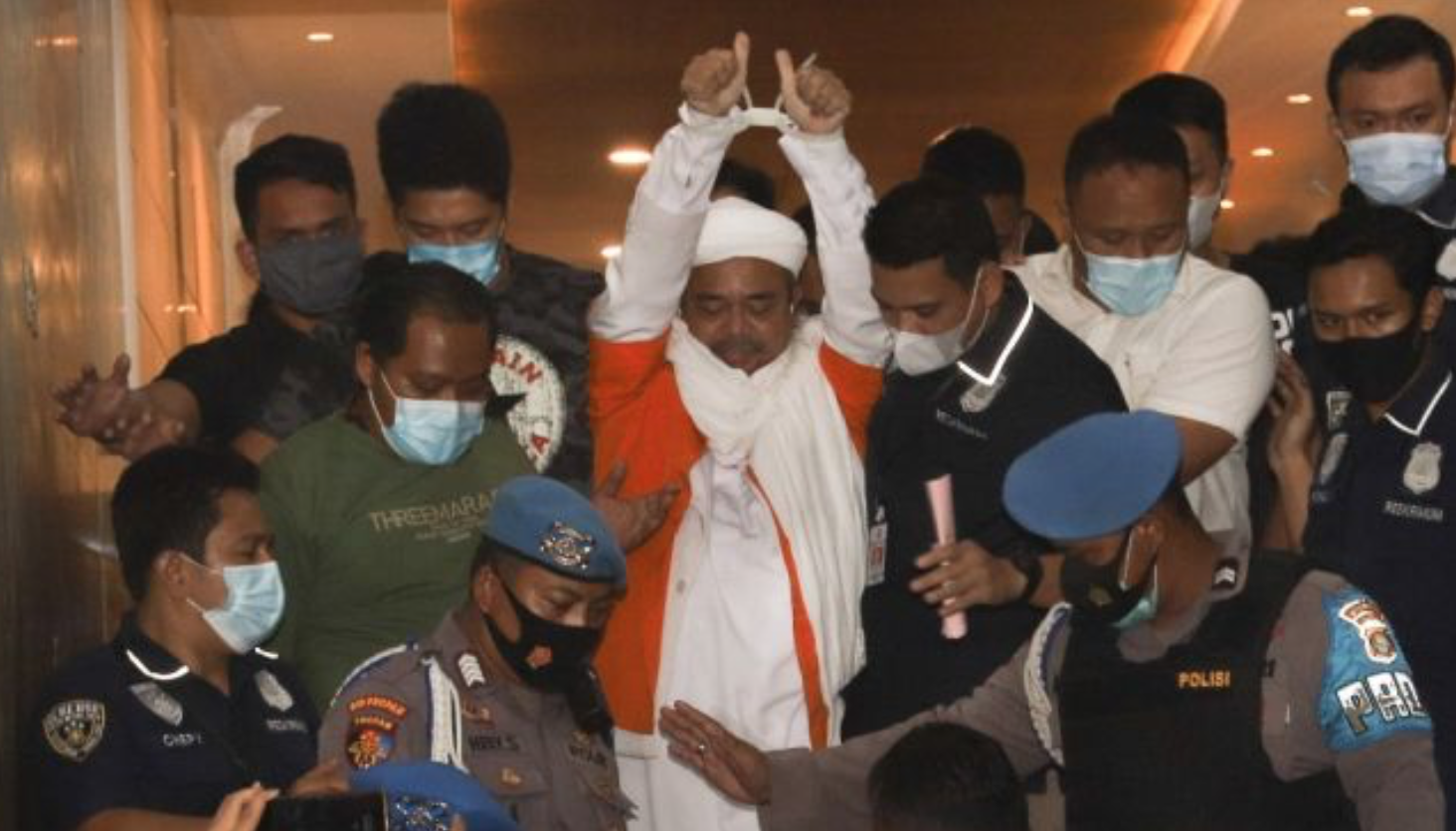 DITAHAN: Rizieq Shihab saat dibawa menuju mobil tahanan. (foto: internet)