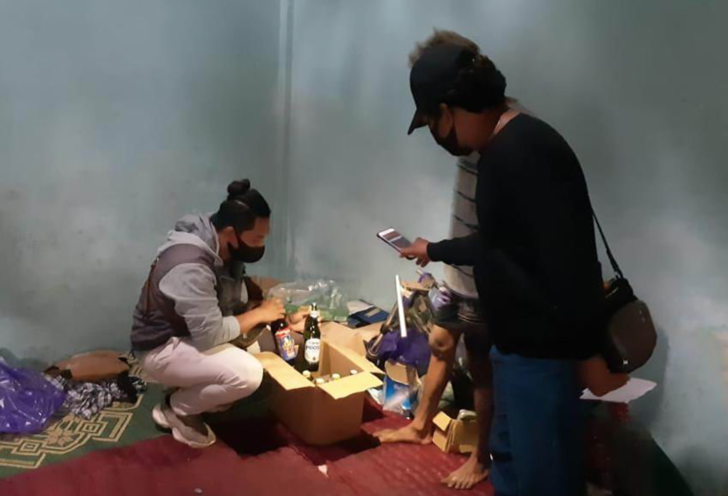 GEREBEK: Polisi mengamankan AF berikut puluhan botol mirasd di rumahnya.(foto: istimewa)