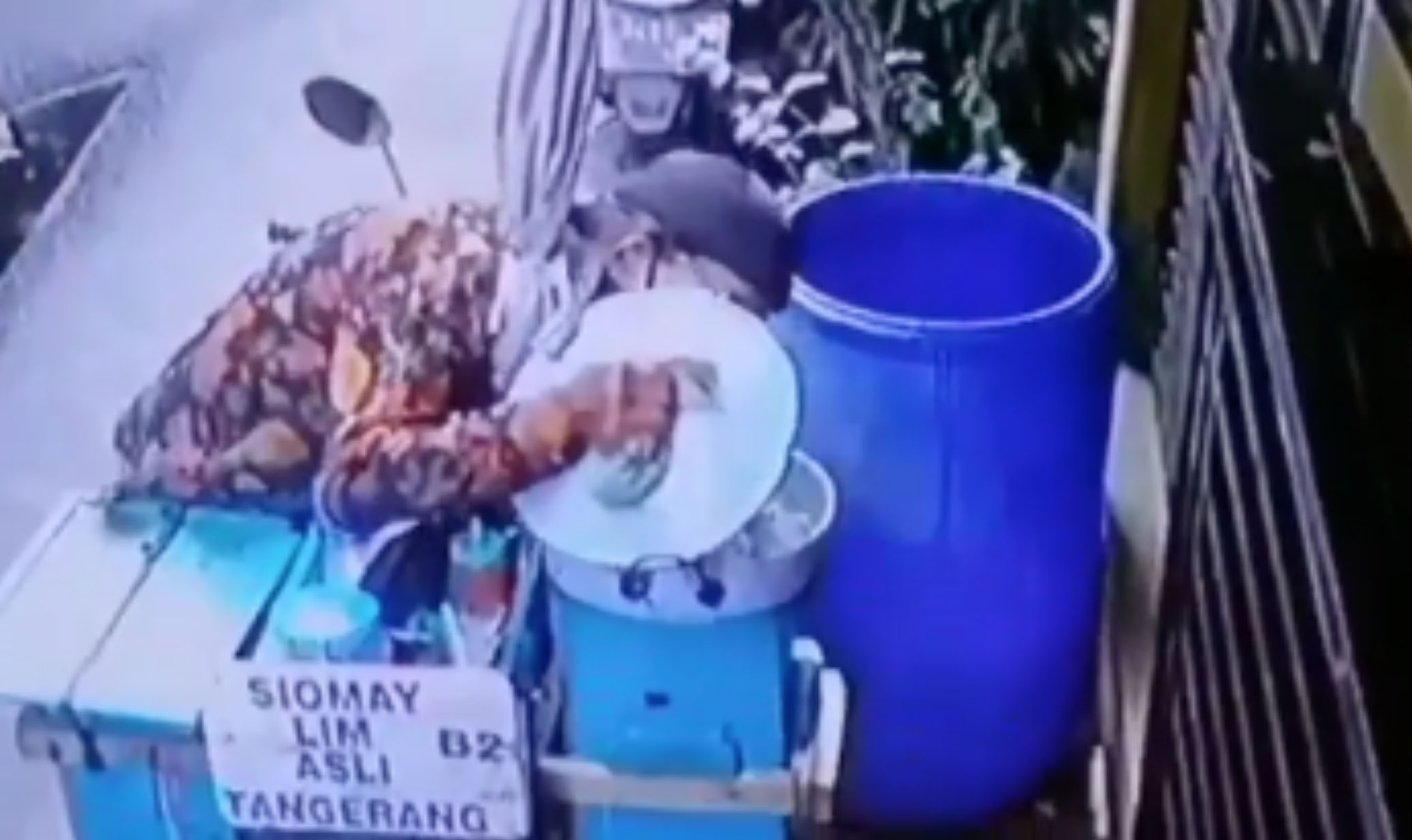 JOROK: Seorang penjual siomay meludahi dagangannya. (sumber: tangkapan layar @fakta.indo)