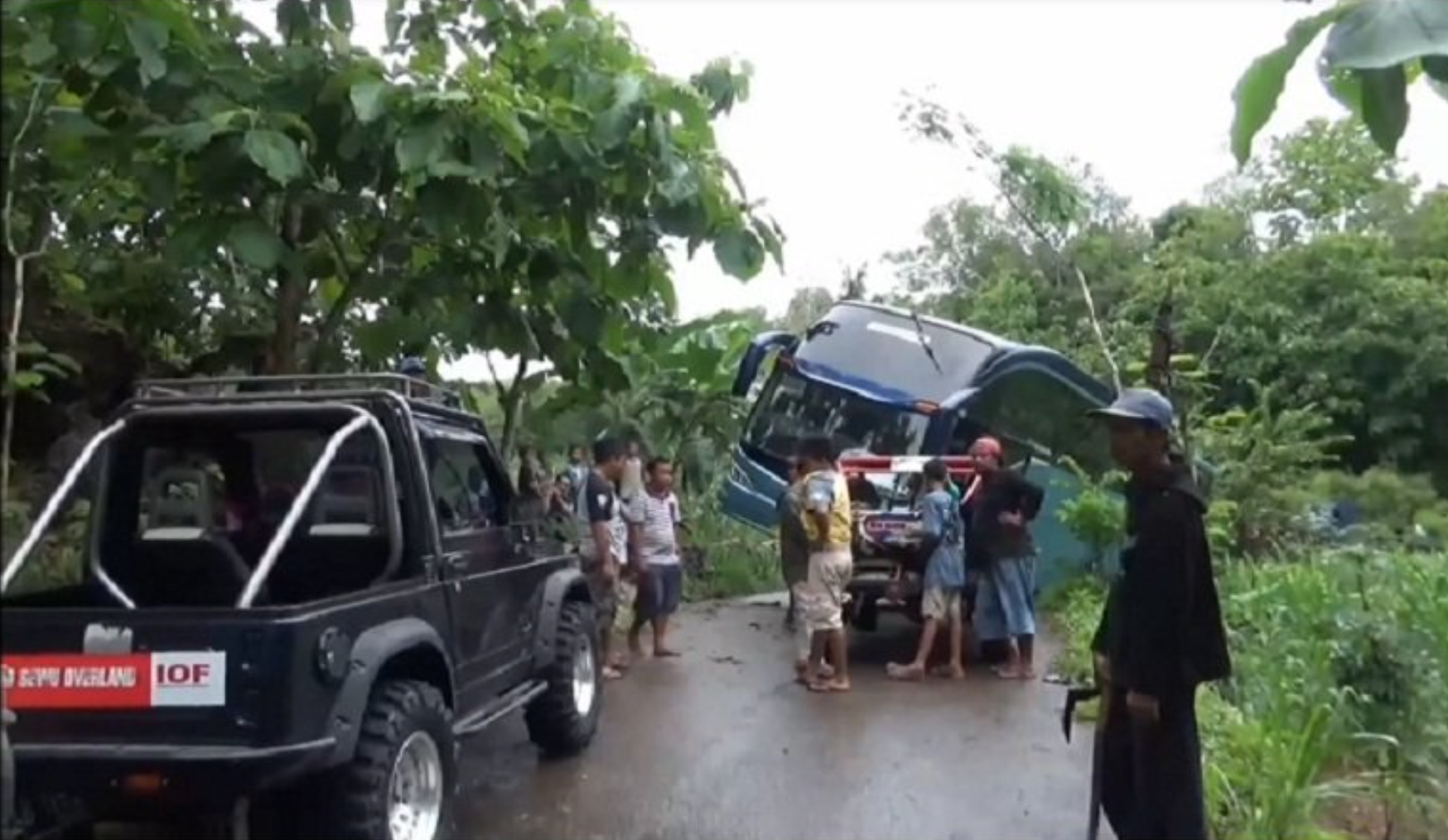 APES: Bus Pariwisata terperosok ke sawah gegara mengikuti petunjuk Google Maps. (foto: istimewa)