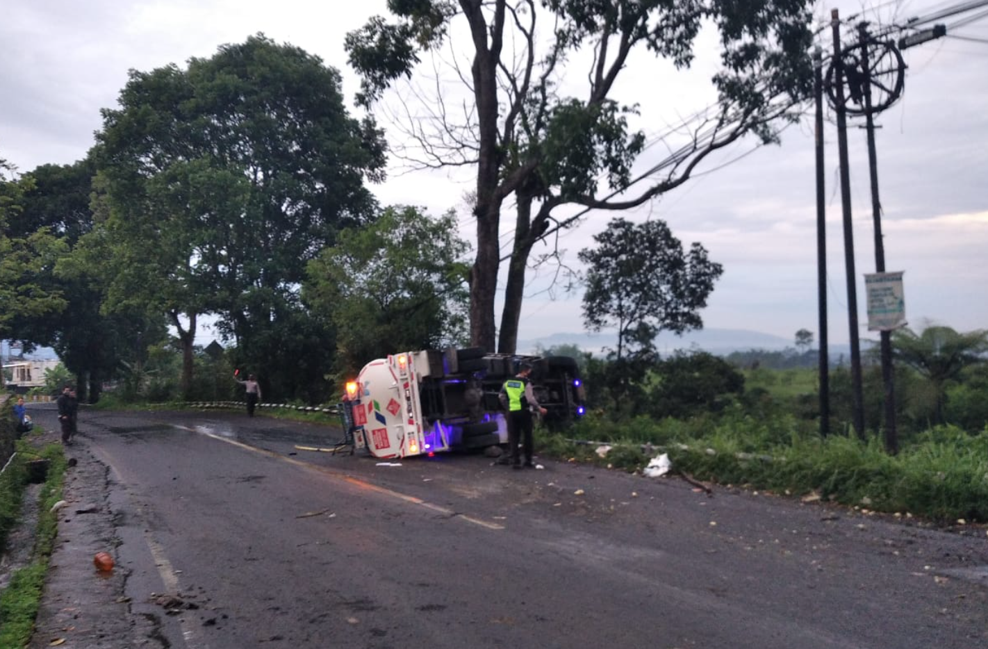 BLONG: Sebuah trek tango bermuatan solar terguling di Wonosobo. (foto: istimewa)