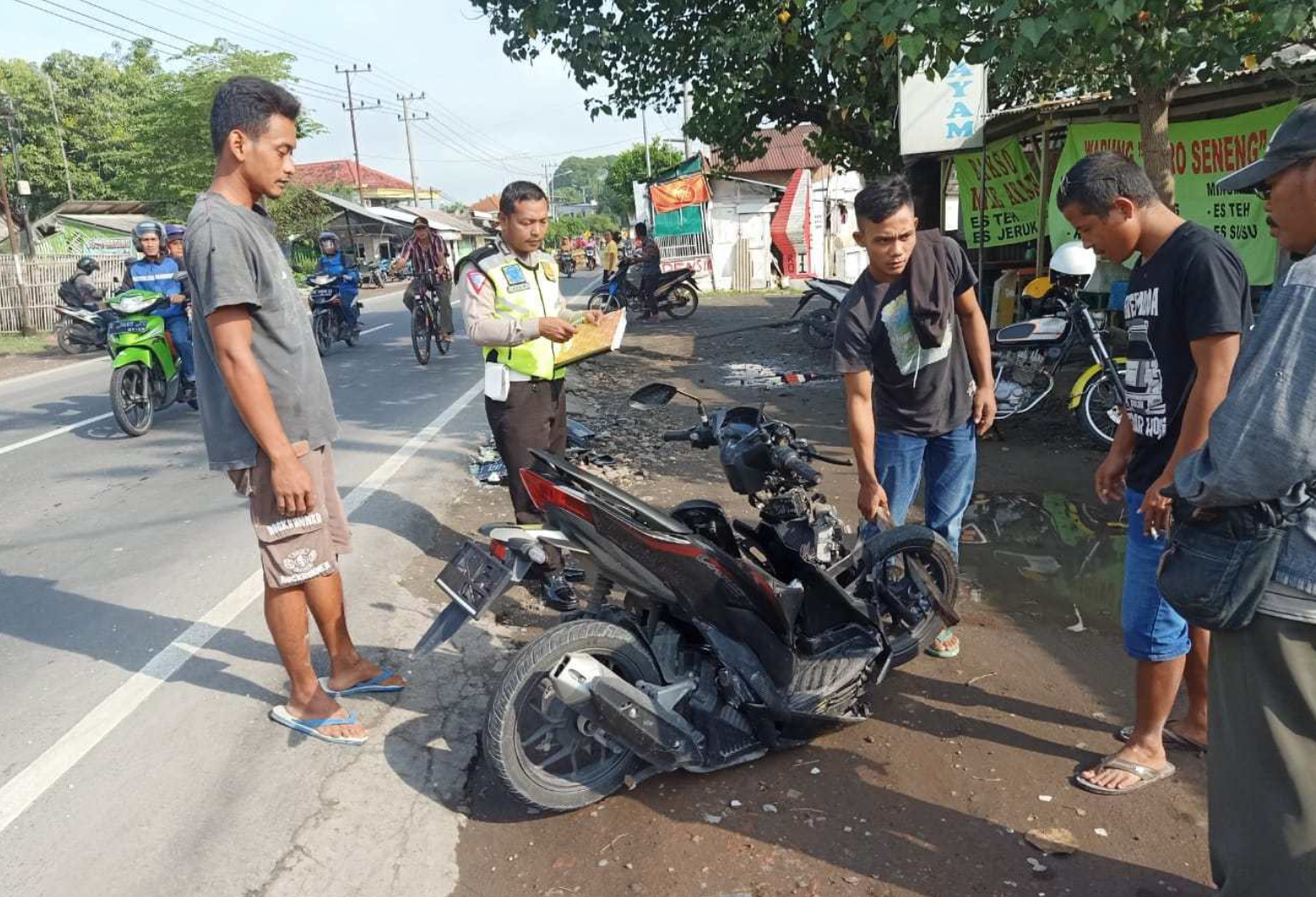GEPENG: Kondisi motor tak berbentuk usai terlibat kecelakaan. (gambar: ilustrasi)
