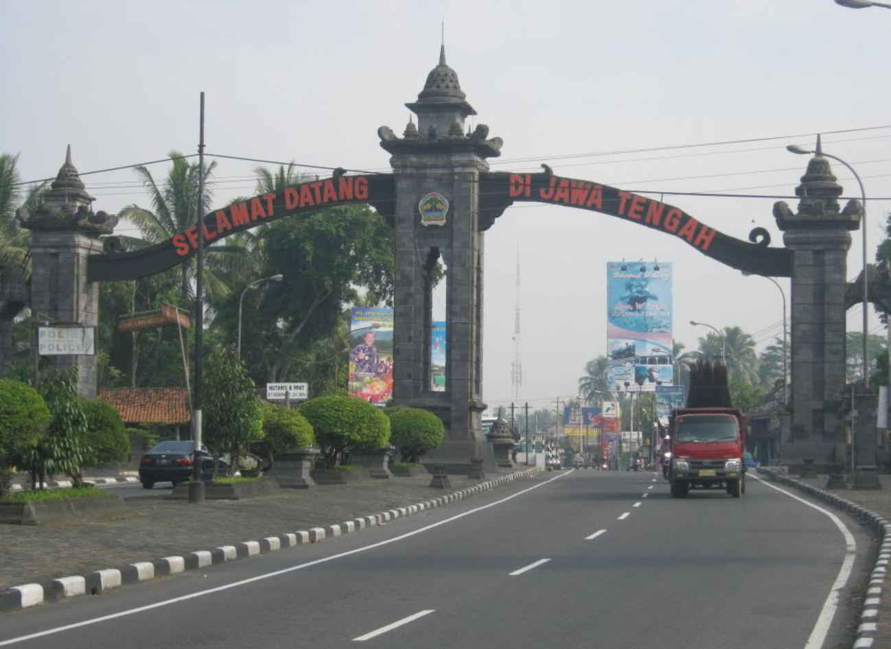 BATAS: Tugu Ireng Perbatasan Jogja-Jateng di Salam, Kabupaten Magelang. (foto: internet)