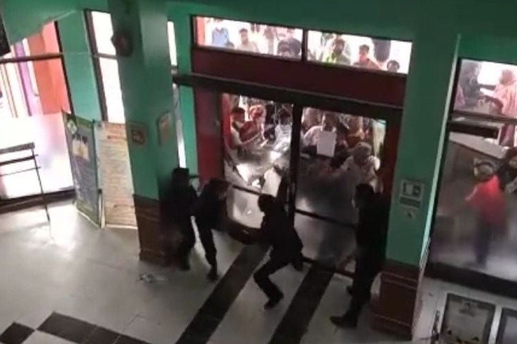 Tak Percaya Hasil Tes, Massa Ambil Paksa Jenazah Pasien Covid-19 Dari RS