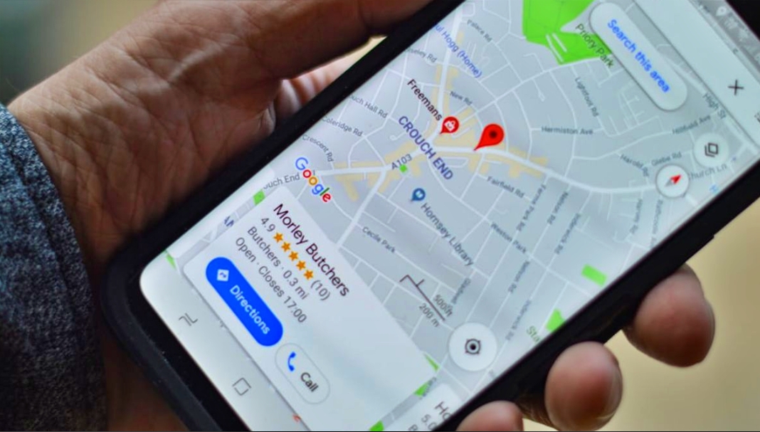 Seseorang menggunakan aplikasi google maps dan GPS di smartphone miliknya