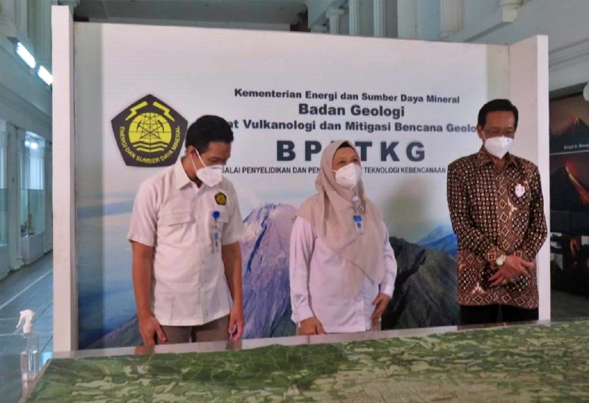 Sri Sultan saat berkunjung ke Kantor BPPTKG Yogyakarta (7/12/2020)-(Foto: istimewa)
