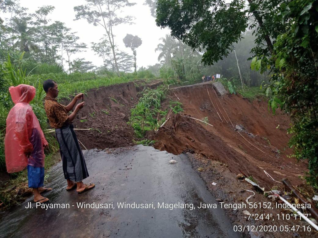 Tanah Longsor di Windusari putus akses jalan antar desa (3/12/2020)