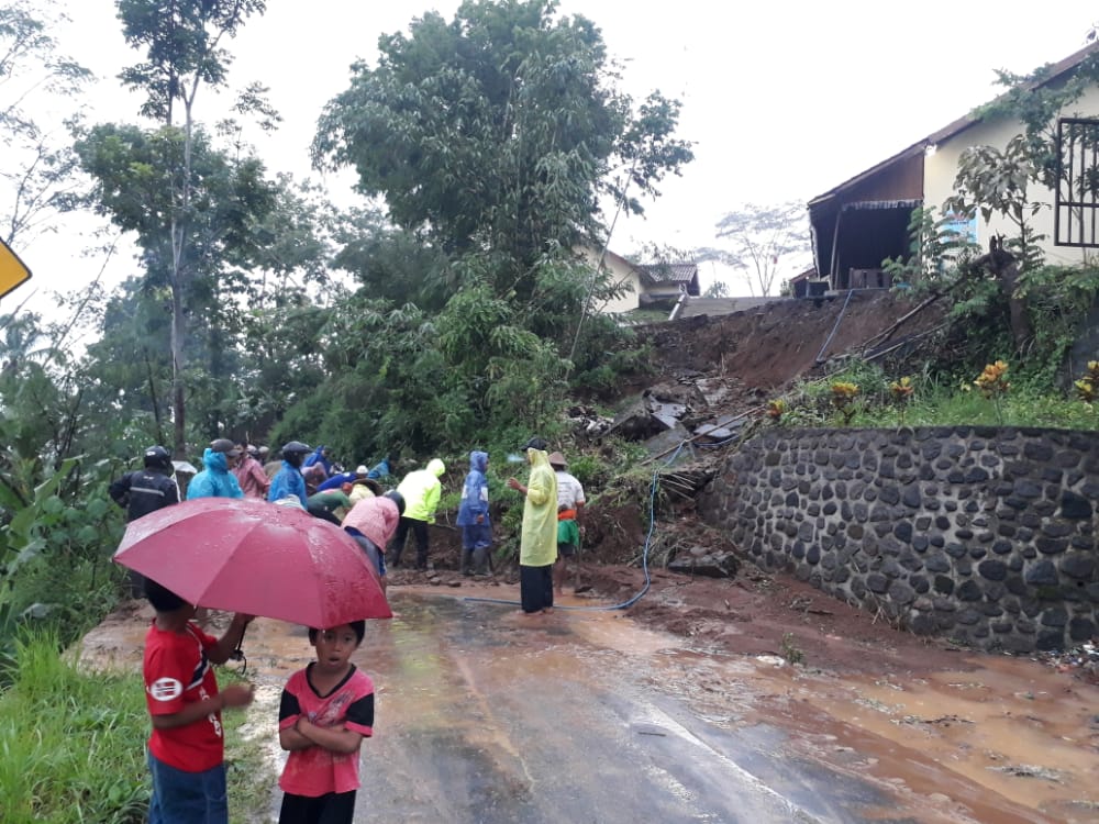 Tanah Longsor jalan pancar salaman ke Kajoran (13/12/2020)-(Foto: Dok BPBD Kab Magelang)