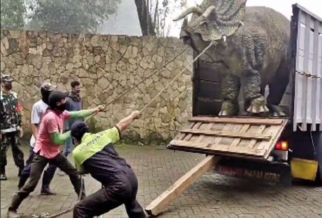 Viral Dinosaurus turun dari truk