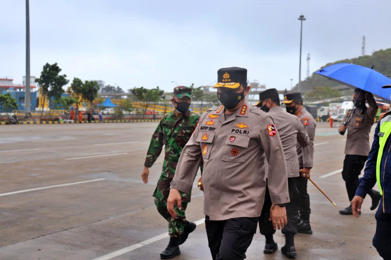 Wakapolri Komjen Pol Gatot saat meninjau arus pemudik di pelabuhan merak banten
