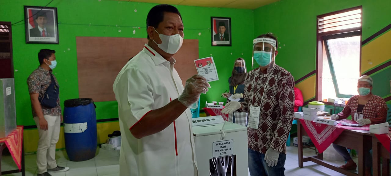 Wali Kota Magelang Sigit Widyonindito saat gunakan hak pilihnya (09/12/2020)-(Foto: mta)