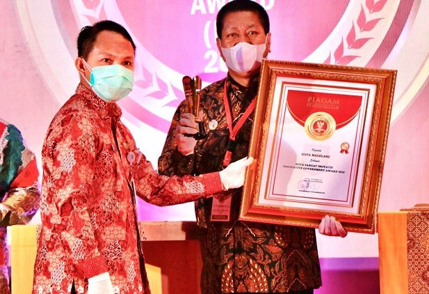 Walikota Magelang saat menerima penghargaan IGA Tahun 2020