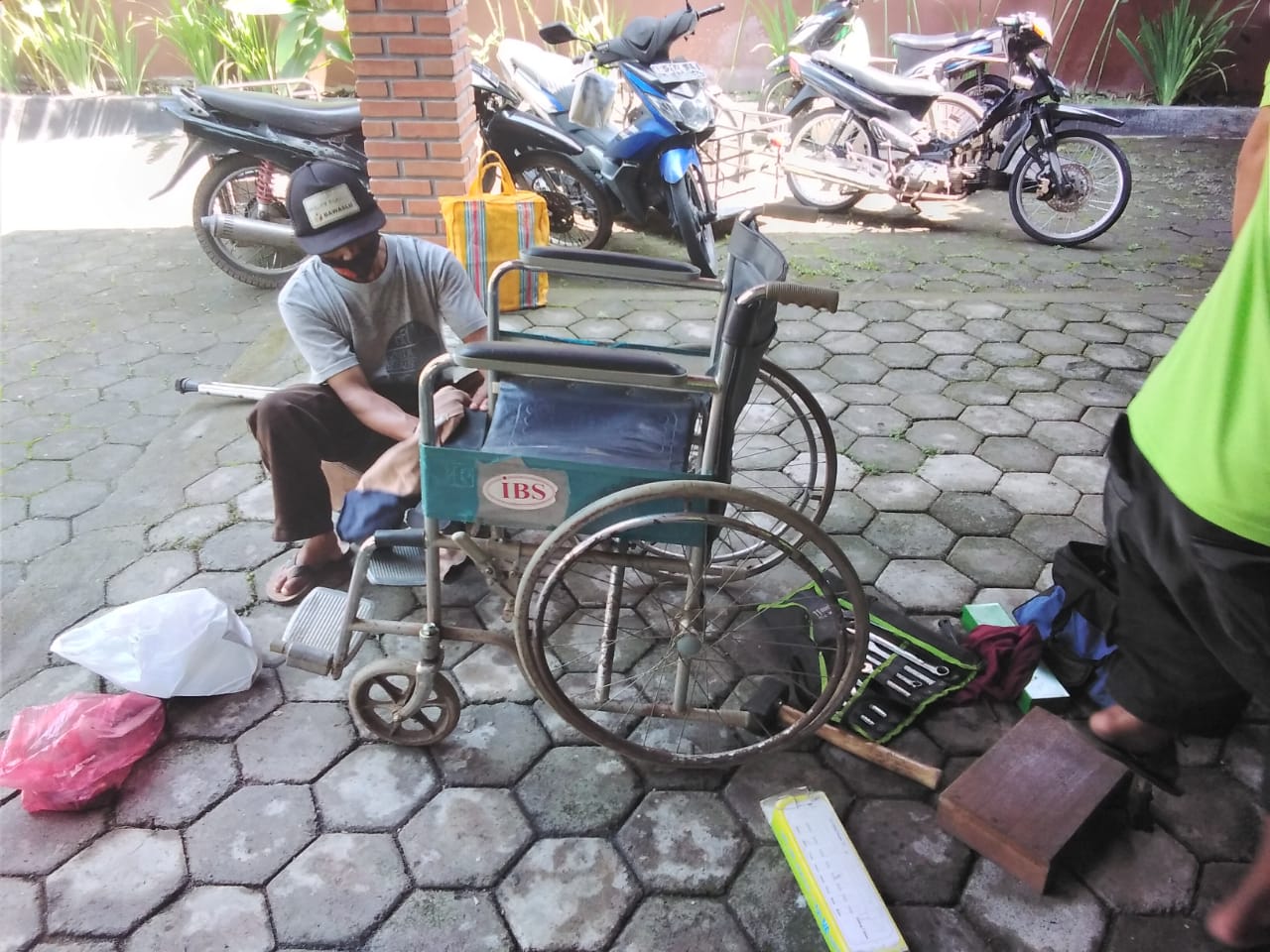 Peringati Hari Difabel, Komunitas Warsa Mundung Gelar Servis Kursi Roda Gratis