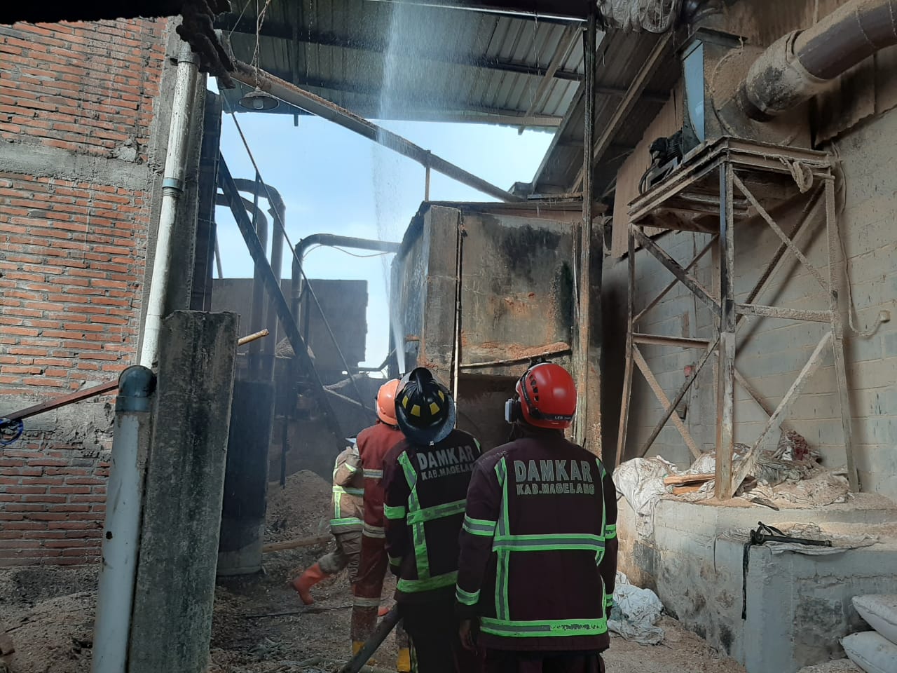 PENDINGINAN: Petugas Damkar Kabupaten Magelang di Pabrik Kayu Muntilan yang terbakar, Kamis (10/12). (foto: istimewa)